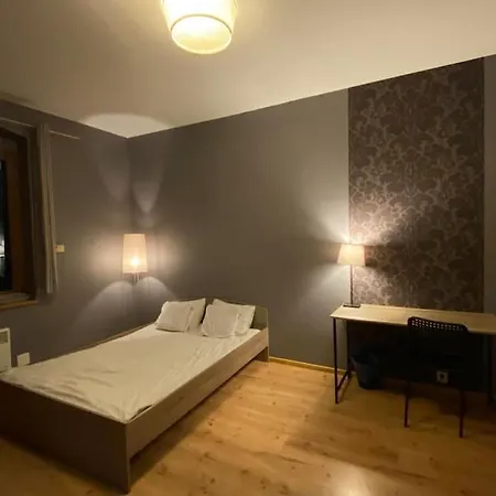 4 - 86 M2 - 300 M Od Rynku アパート